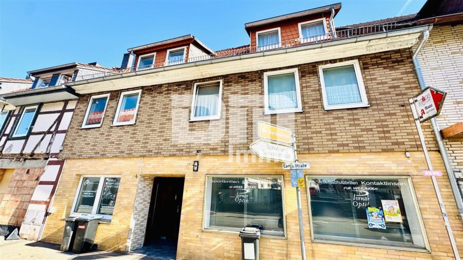 Vollvermietetes Wohn- und Gewerbeensemble: 3 Wohnungen + 2 Gewerbeeinheiten - Frontansicht